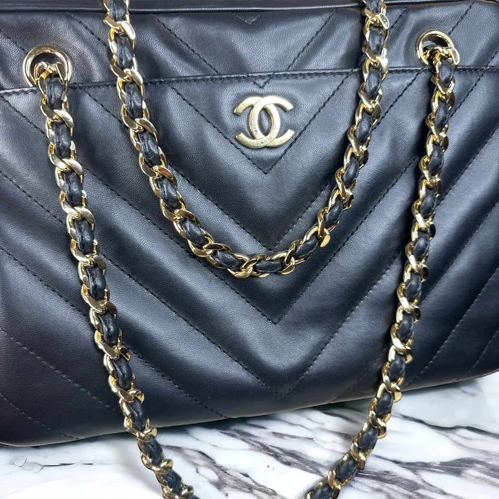 CHANEL CHEVRON lambskin shoulder/handbag - Picture 2 of 14